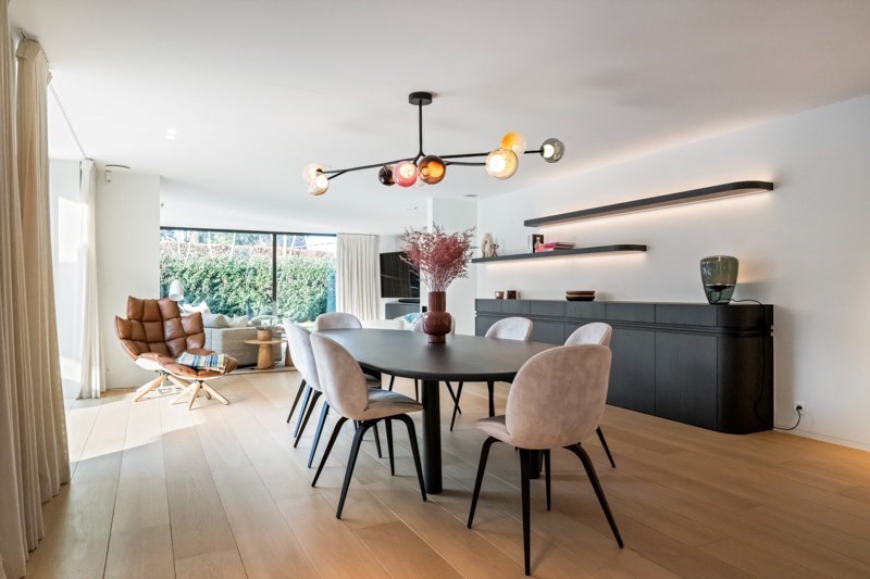 Magnifique villa jumelée récemment rénovée, située au calme entre le centre de Knokke et Le Zoute, avec une parfaite orientation Sud-Ouest. 