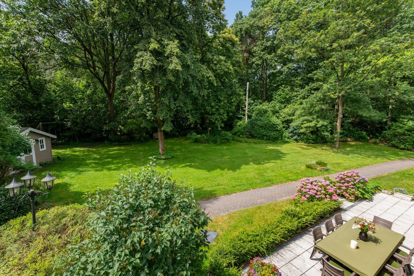 Exclusief eigendom met twee volwaardige, zelfstandige villa-woningen, een conciërgeverblijf en luxueuze paardenfaciliteiten op ruim 2 ha te Brasschaat 