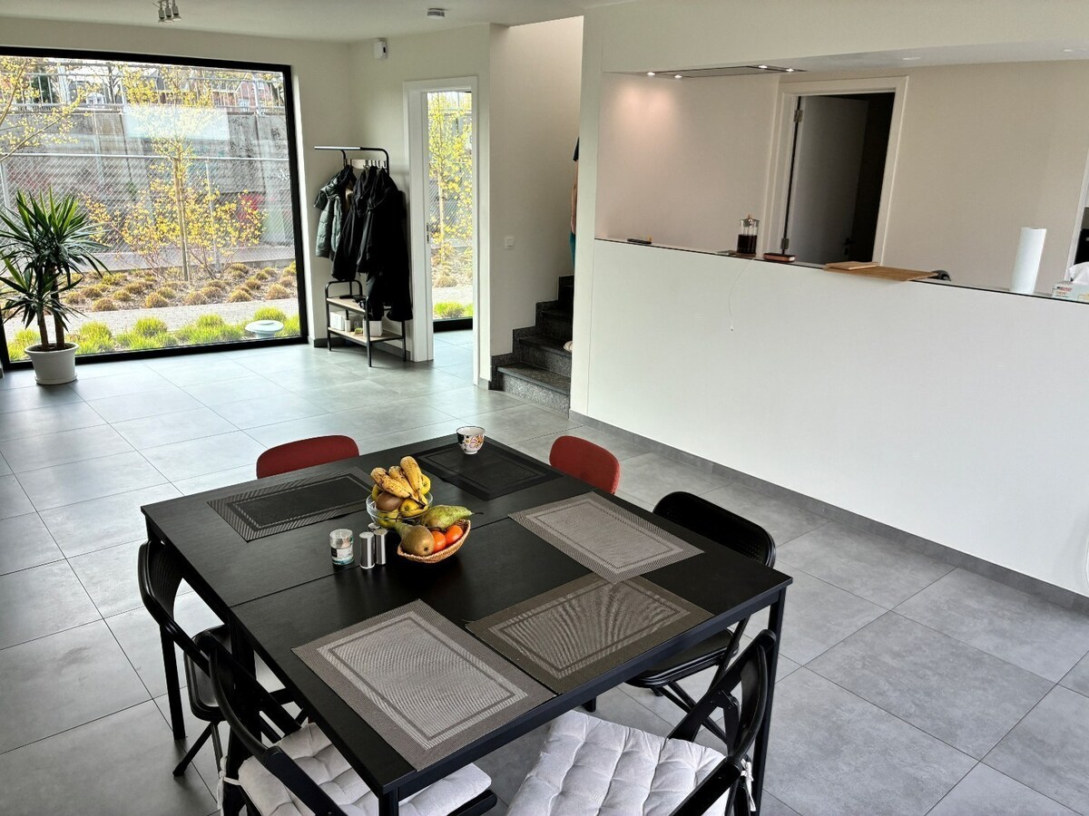 Nieuwbouwwoning op 50m van tramhalte - met terras en tuin ! 