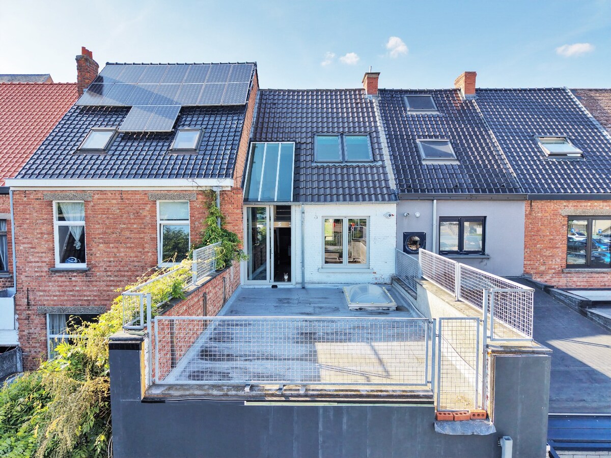 Karaktervolle woning met garage en grote tuin te centrum Zottegem 