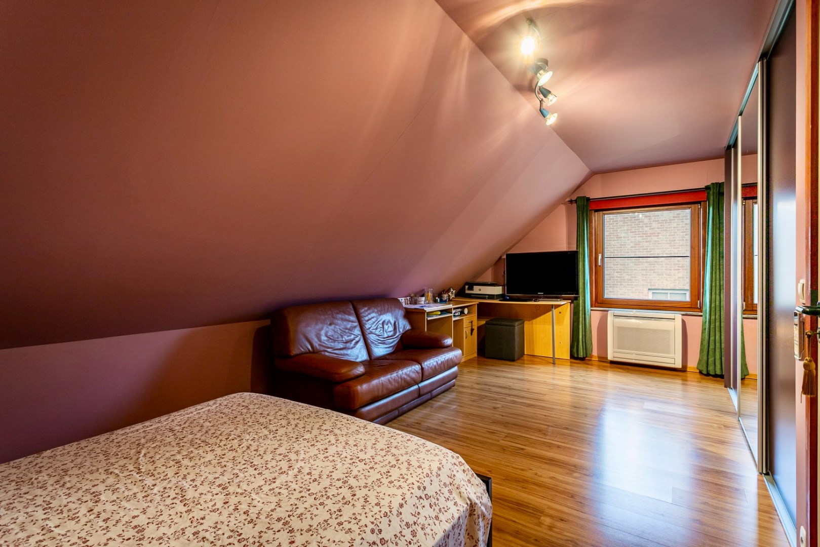 Instapklare woning met 3 slpks, garage, carport en tuin 