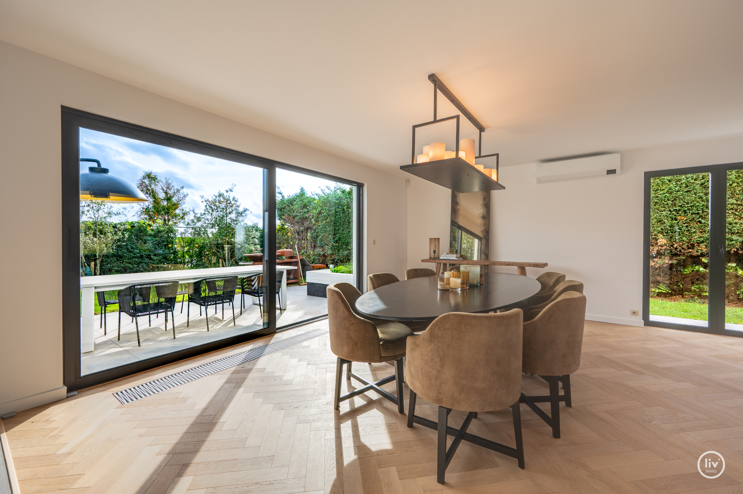 Magnifique villa rénovée avec toit de chaume, bien située près de Duinenwater à Knokke. 