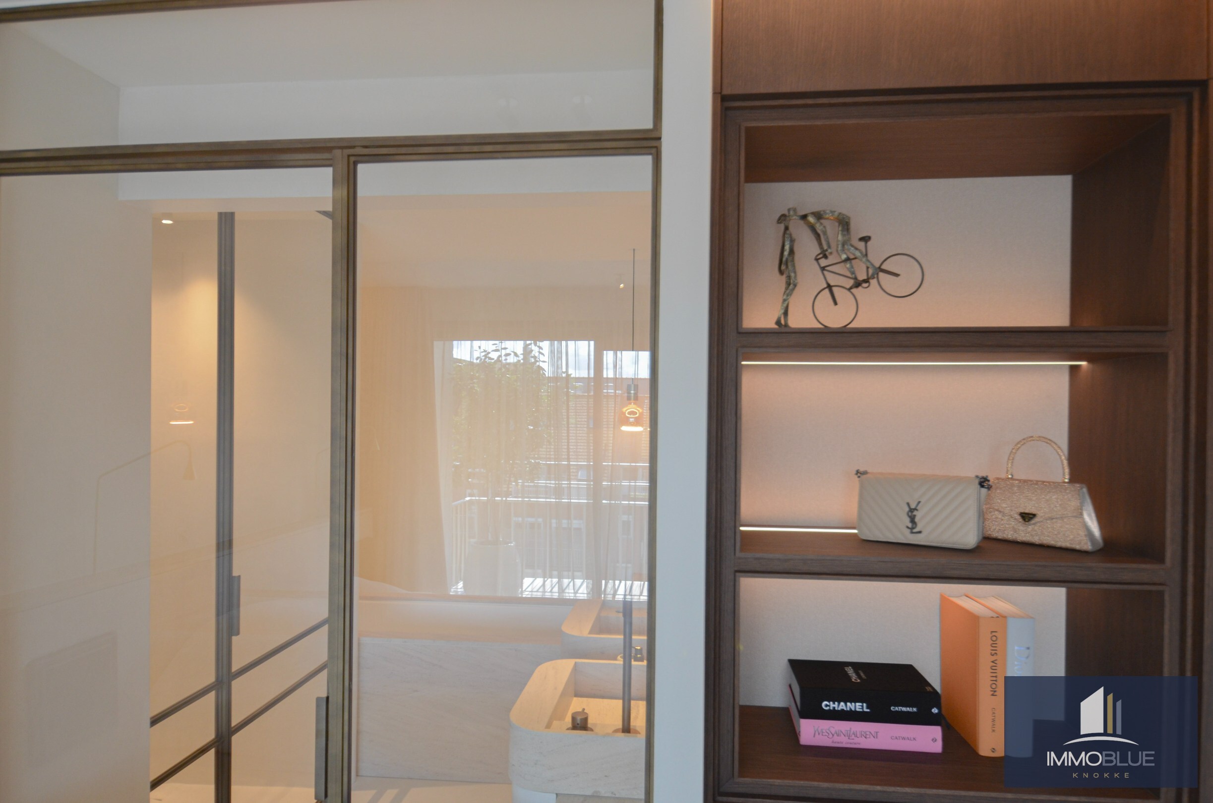 Appartement exceptionnellement rénové avec vue mer frontale situé au Zoute. 