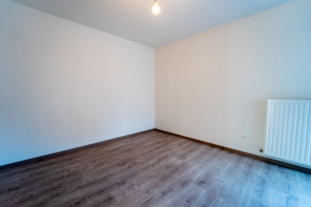 GUNSTIG GELEGEN 2 SLAAPKAMER APPARTEMENT 94 M² MET ONDERGRONDSE AUTOSTANDPLAATS EN KELDERBERGING IN HET CENTRUM VAN ZOLDER 