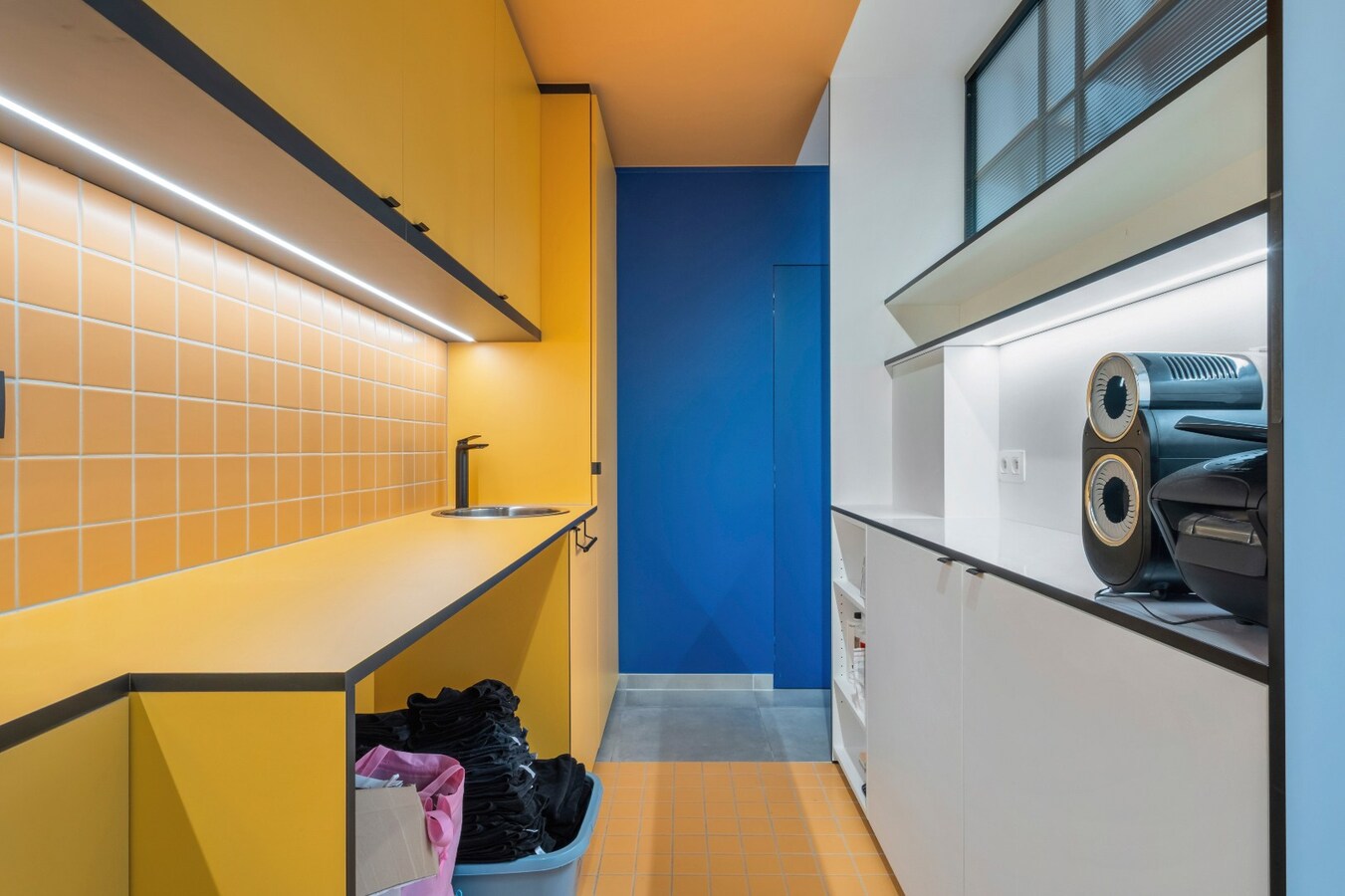 Moderne villa met praktrijkruimte op TOPligging te Heule  ! 