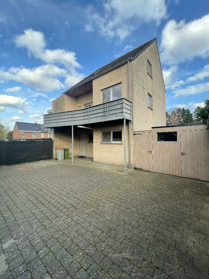 Verzorgde bel-etagewoning met 3 slpk, terras, patio  en garage nabij het centrum van As. 