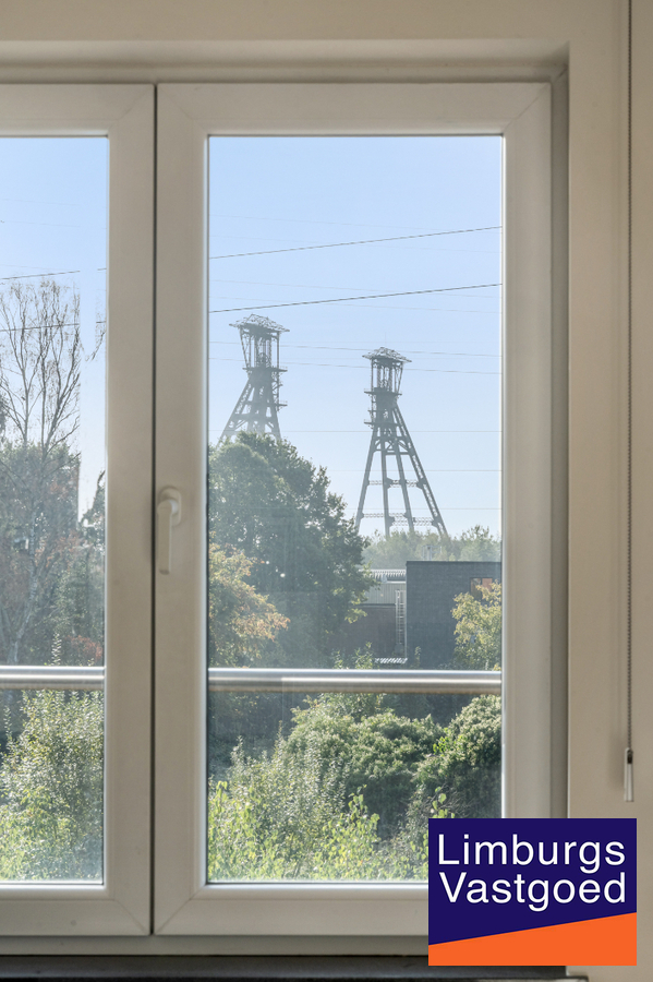Exclusief penthouse met ruim terras, 2 slpk, extra brede autostaanplaats, centrum Houthalen 