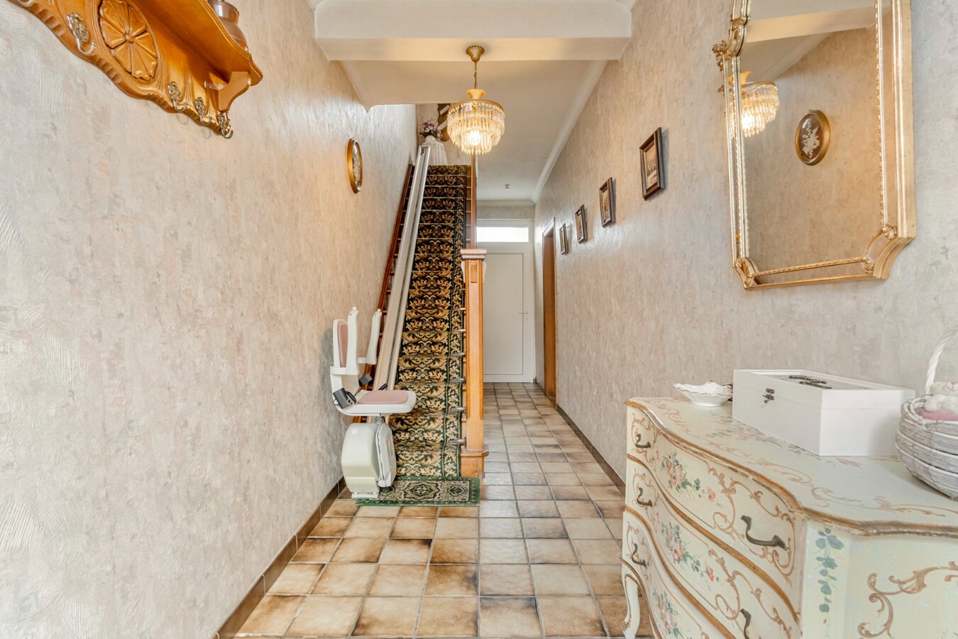 Te renoveren woning met 3 slaapkamers en grote tuin. 