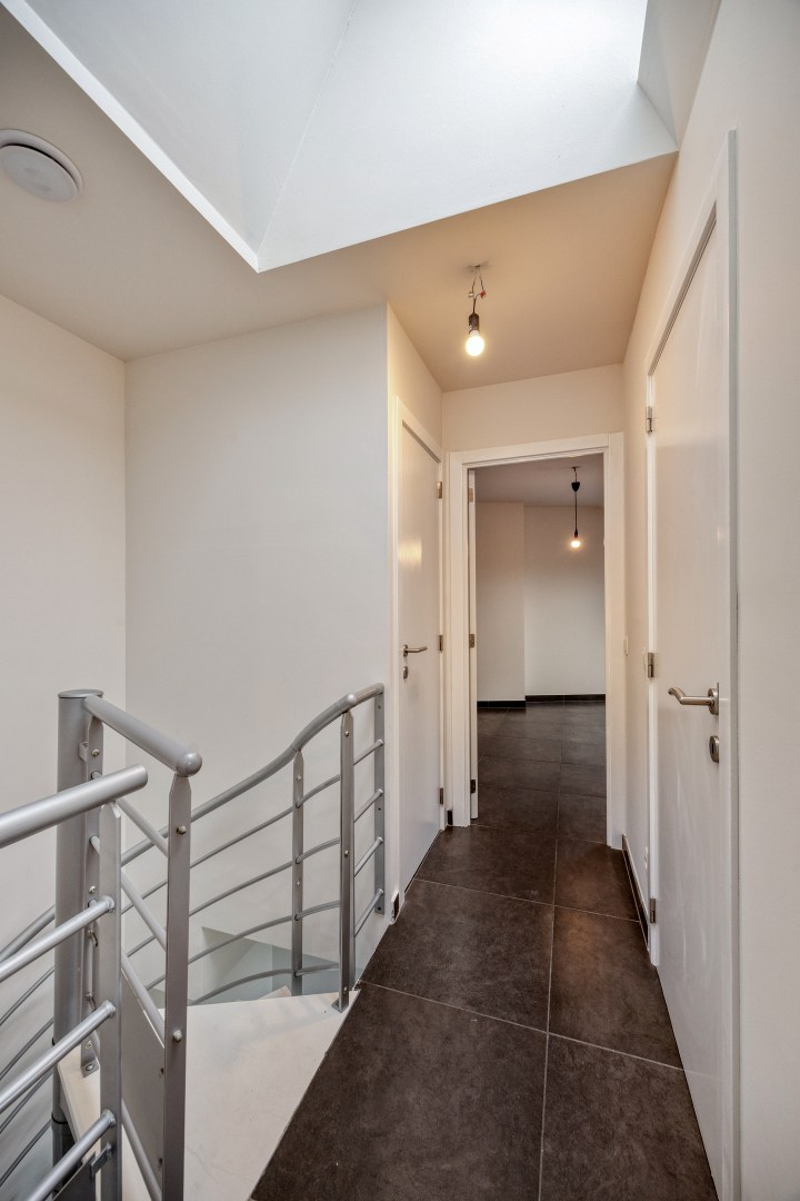Instapklaar duplex app. met 2 slpk te centrum Halle 