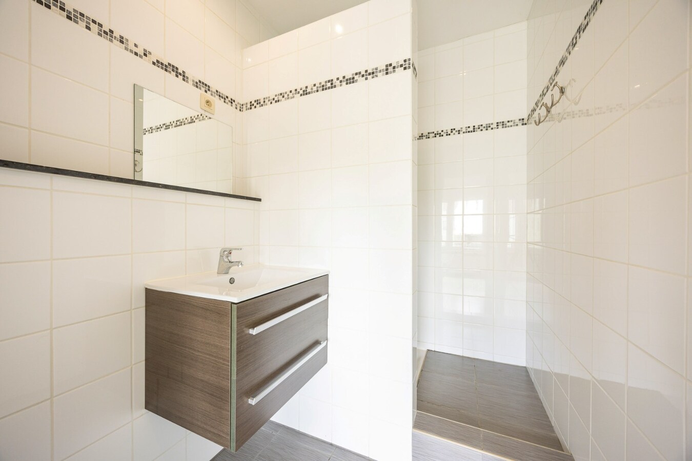 Zeer ruime woning (8 slpk + 8 badkamers) op een perceel van ca. 1.522 m² te Wijnegem/grens Schilde 