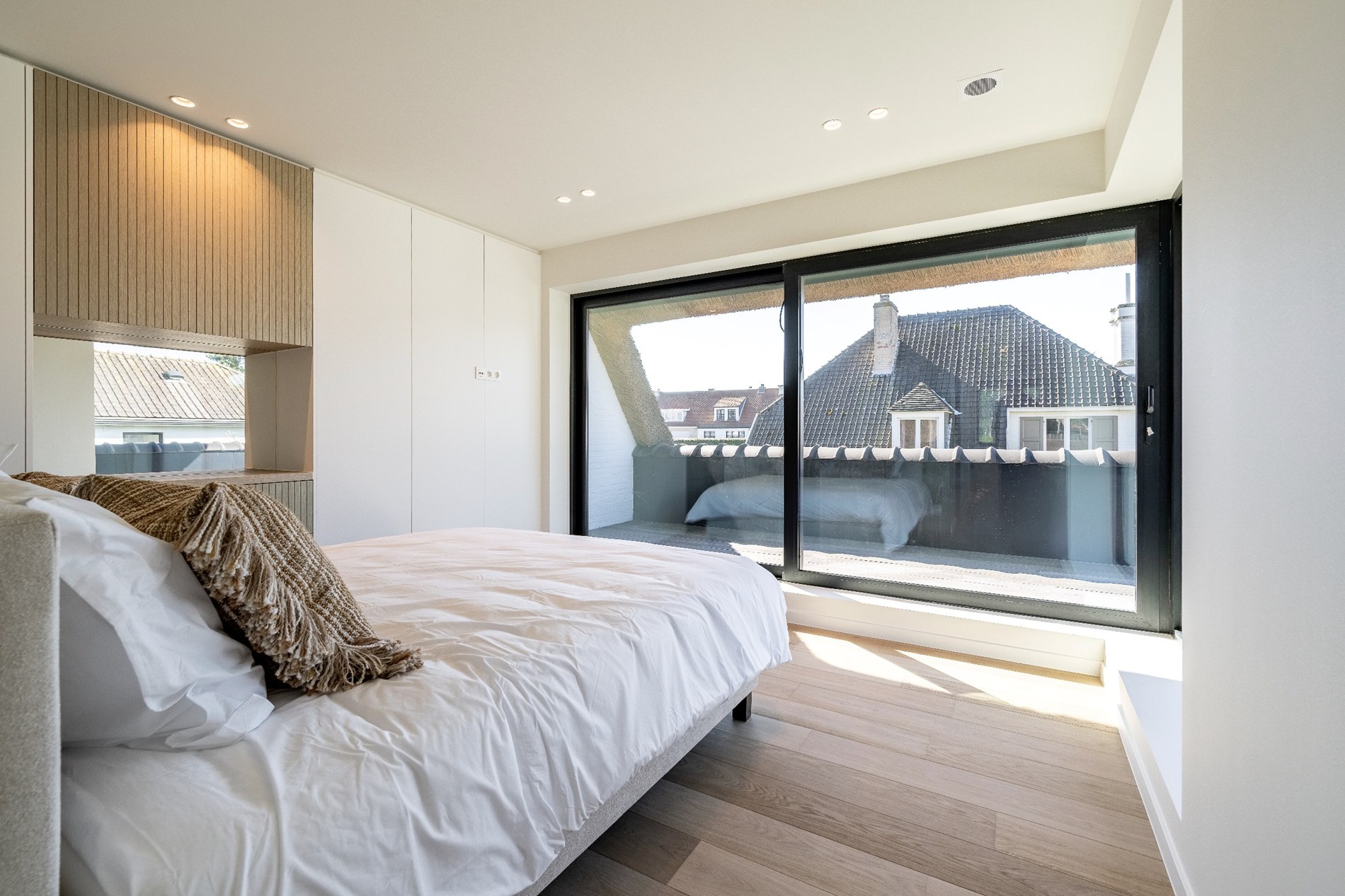 Indrukwekkende nieuwbouwvilla in hartje Zoute op enkele passen van de golf te Knokke. 