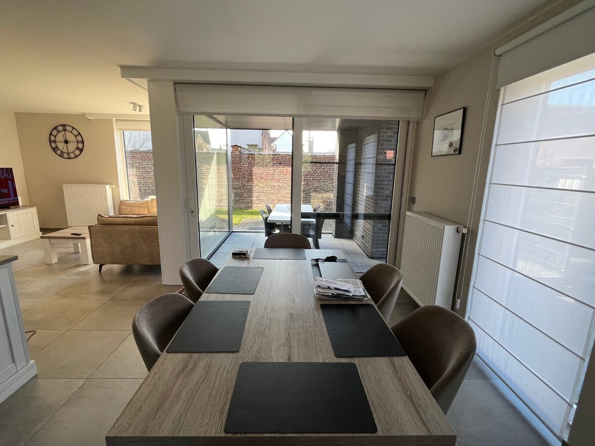 Luxueus én ruim gelijkvloers appartement in rustige omgeving. 