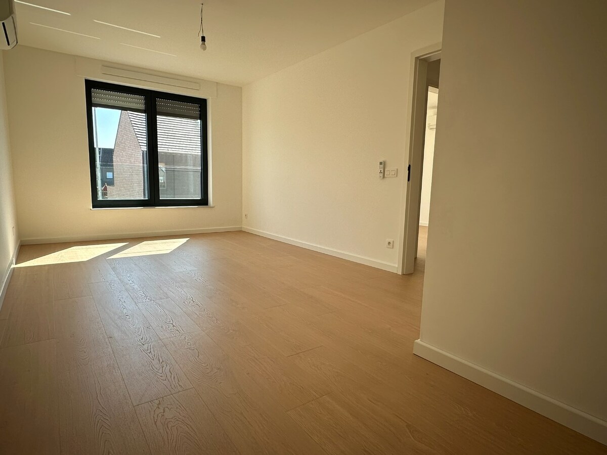 Instapklare nieuwbouwwoning met 4 slaapkamers, garage én tuin – energiezuinig wonen in hartje Sint-Antonius 