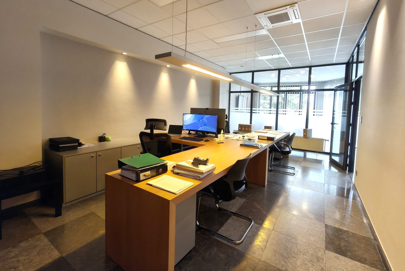 Modern en instapklaar kantoor (264 m²) in het centrum van Borgloon – inclusief 9 parkeerplaatsen 