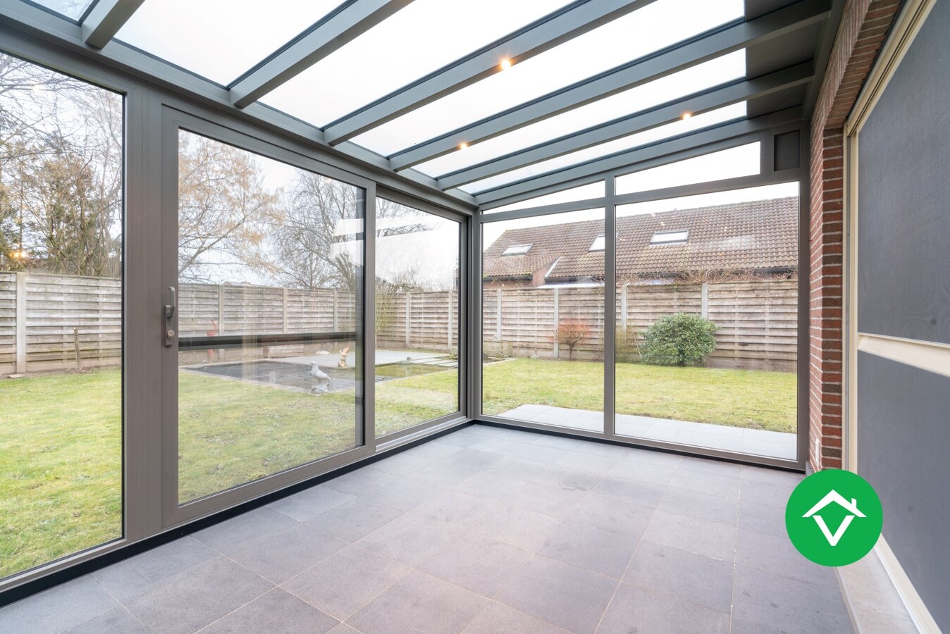 Ruime alleenstaande woning met 3 slaapkamers, tuin en garage te Roeselare 