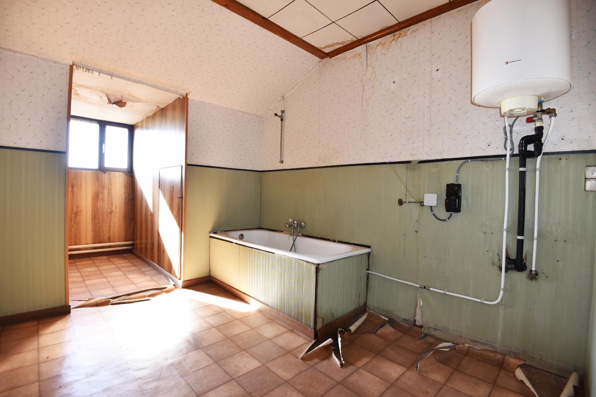 Te renoveren / herop te bouwen woning op 4.543 m² landelijk gelegen te Moerkerke 