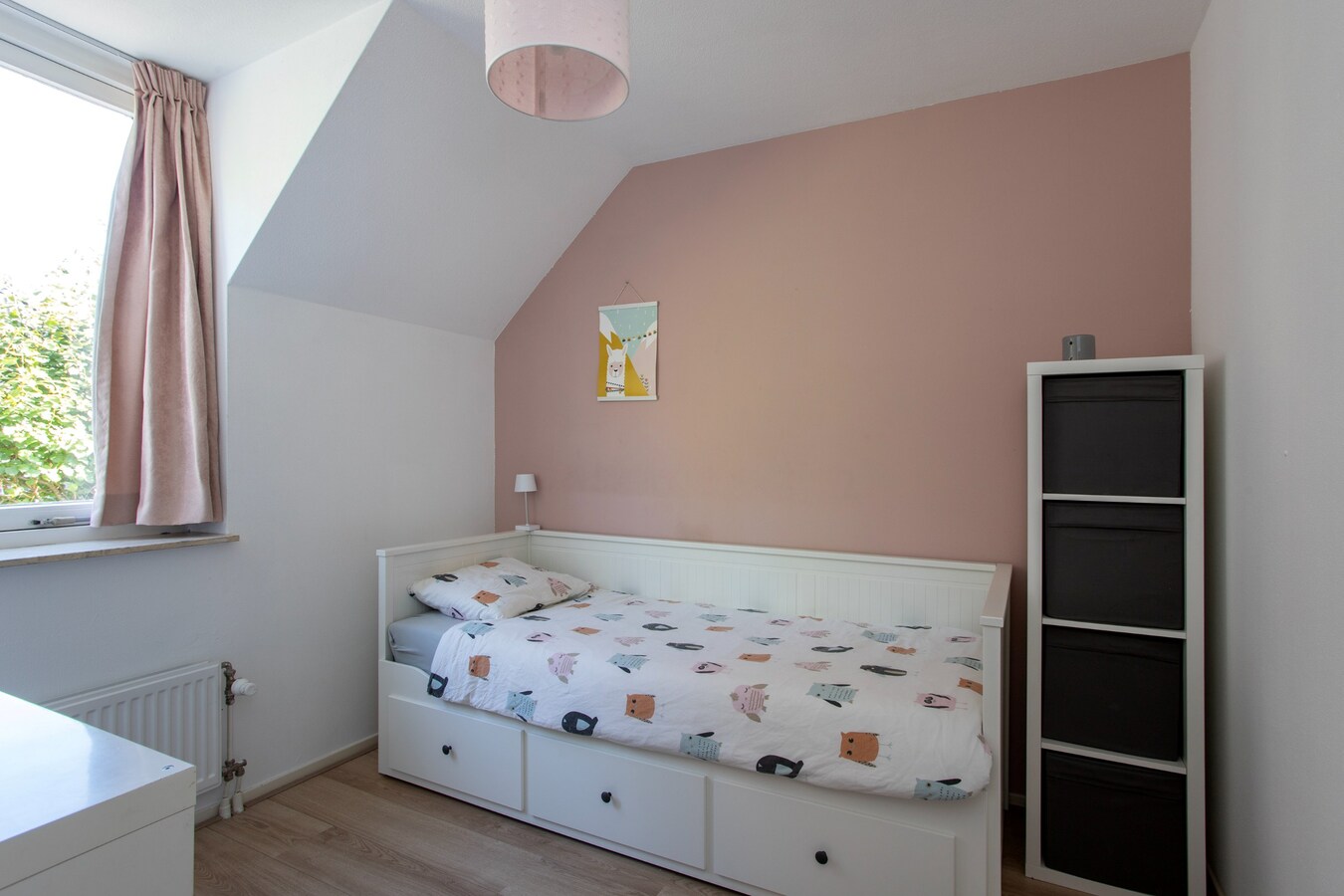 Vrijstaande woning met carport en garage gelegen op een perceel van 437 m2. 