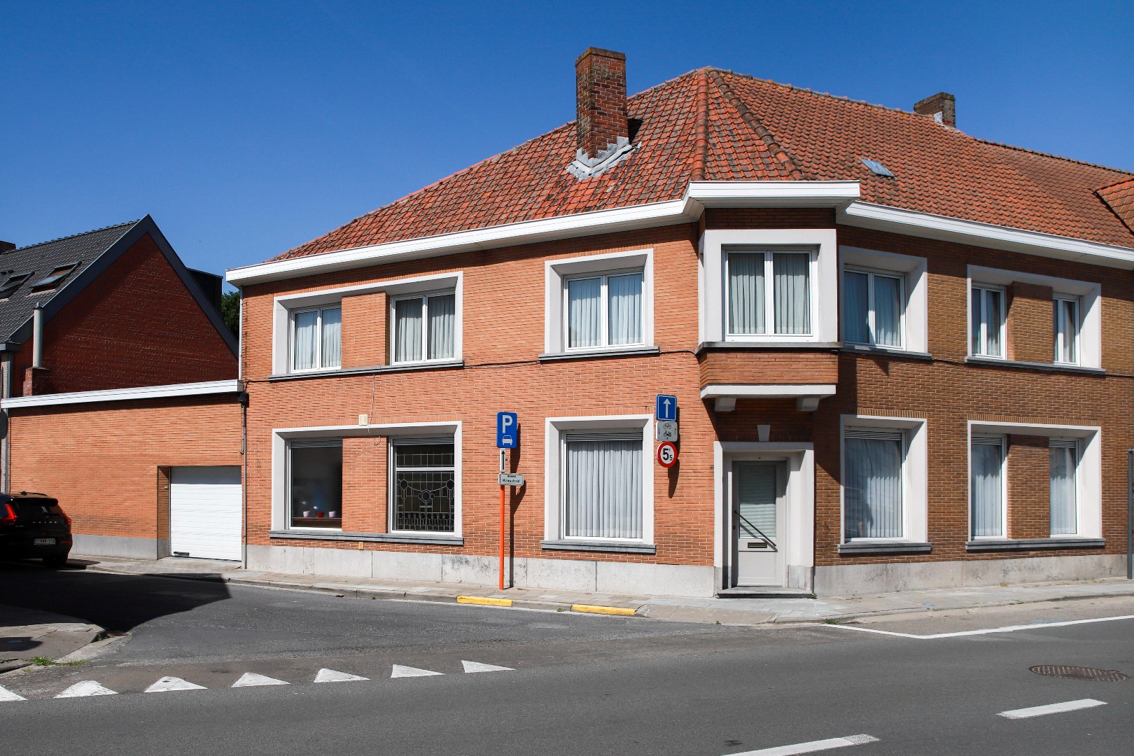 Ruime, goed gelegen hoekwoning met garage en tuin 