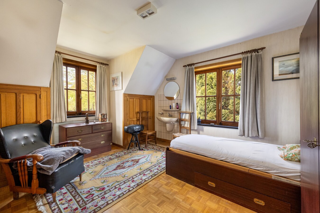 Villa met praktijkruimte en dubbele garage op riant perceel van 2.010 m² te Schoten 