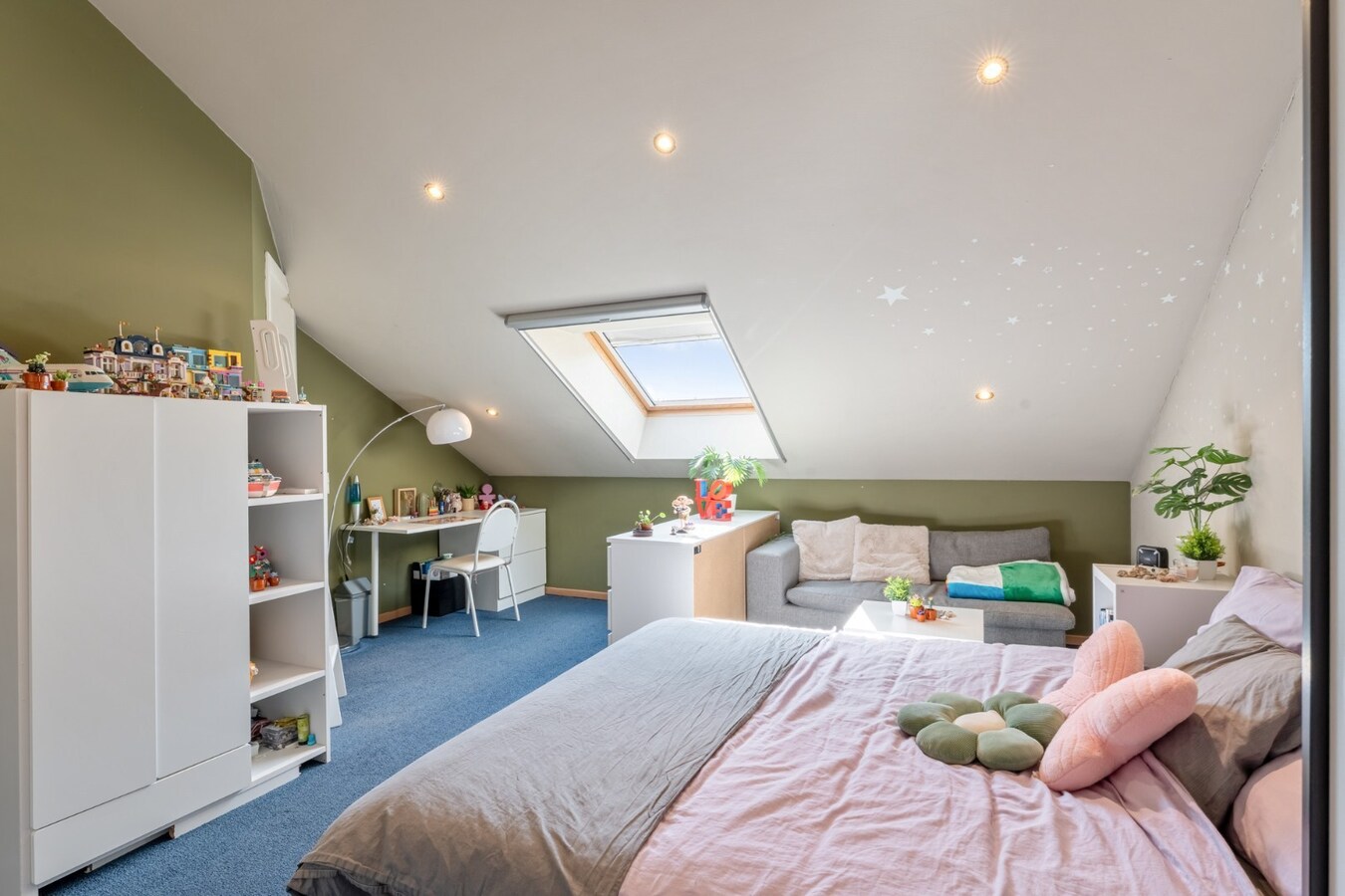 Zeer ruime, goed afgewerkte woning met diverse mogelijkheden nabij het centrum van Maaseik! 