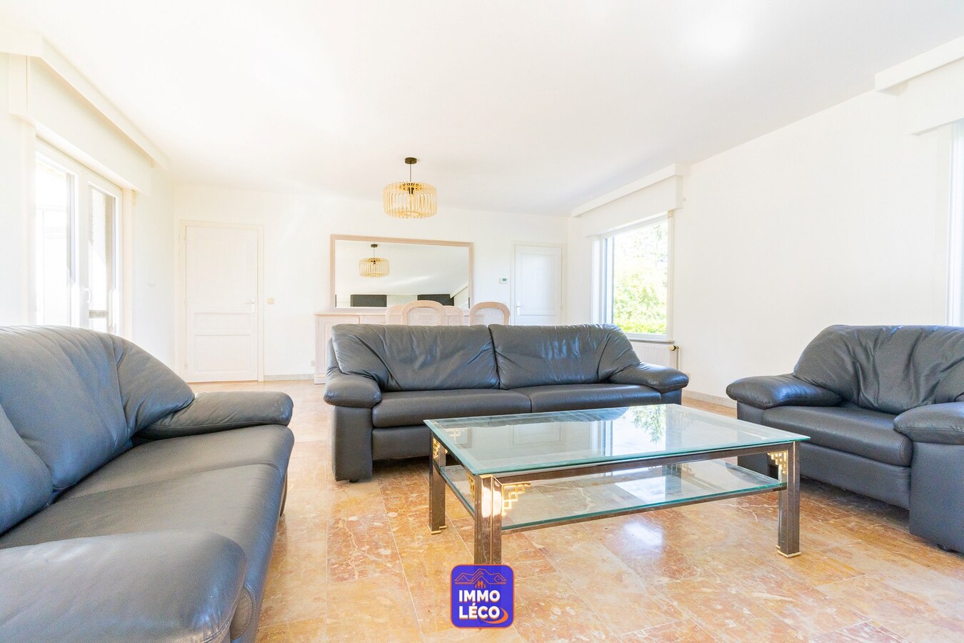 Villa "Plain-pied" érigée sur 1311m², double garage, carport, jardin, TOP SECTEUR !! 