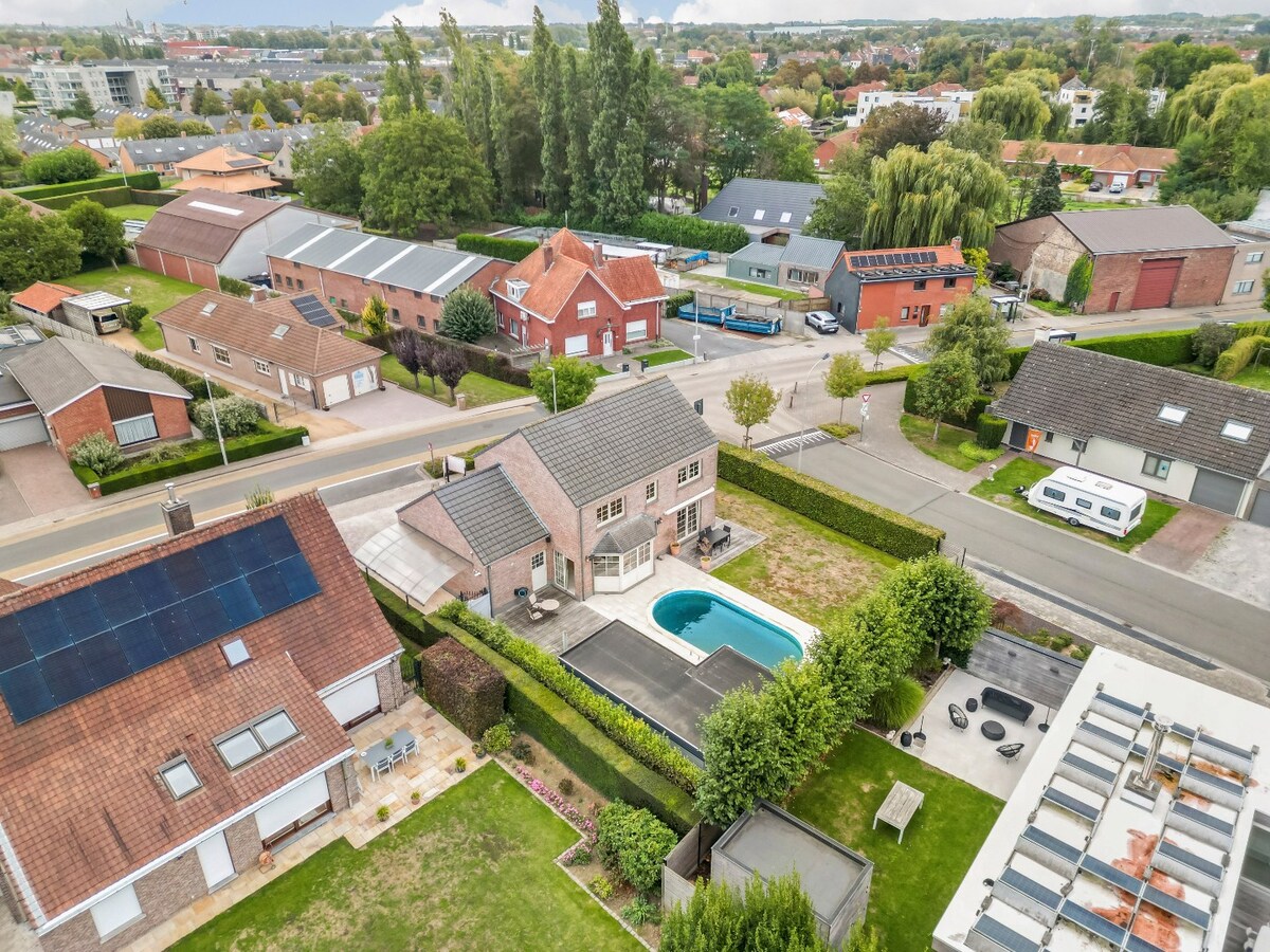 Stijlvolle villa met zwembad op rustige locatie te Bissegem/Heule te koop ! 
