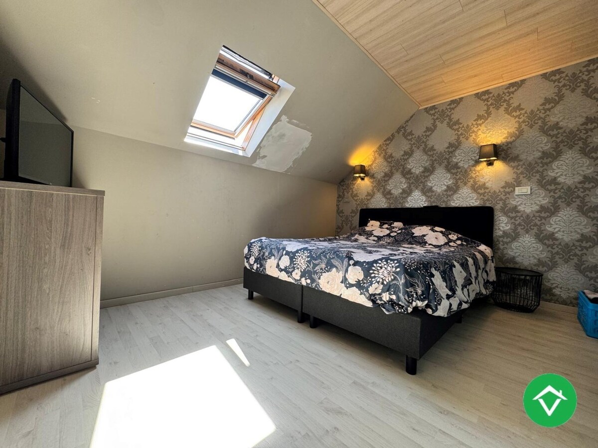 Instapklare woning met drie slaapkamers, tuin met uitweg, zolderkamer te Roeselare 