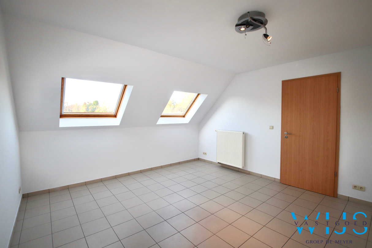 Instapklaar 2 slaapkamer appartement met terras &amp; garage ! 