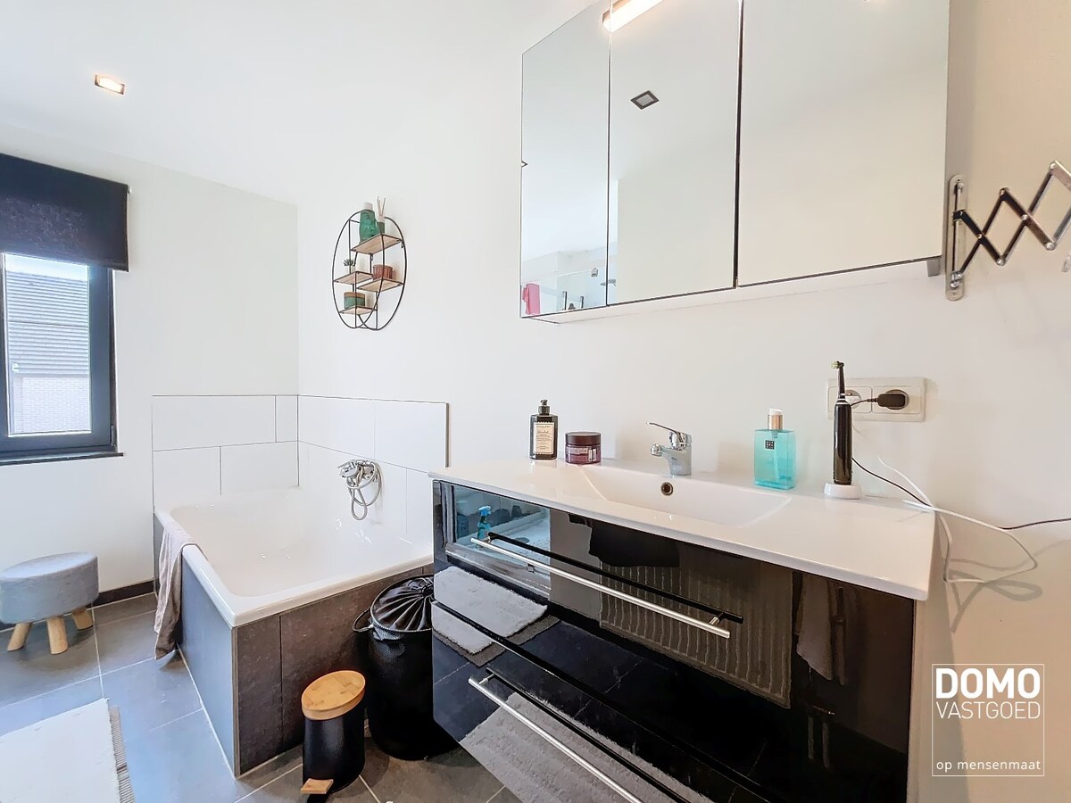 VOLLEDIG GERENOVEERDE HALOPEN BEBOUWING MET 3 SLAAPKAMERS IN HARTJE KERMT 