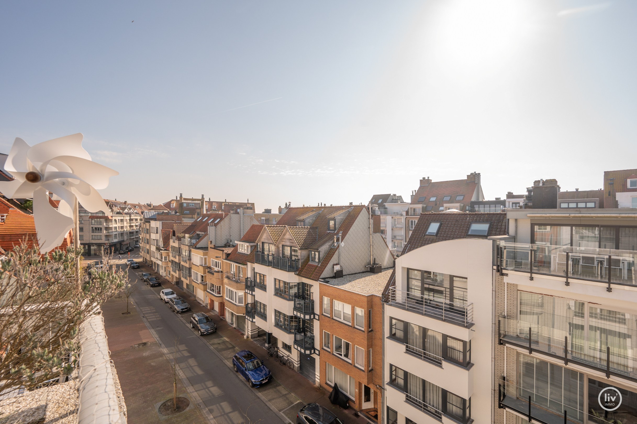 Lichtrijk dakappartement op wandelafstand van de zeedijk-Albertstrand met mogelijkheid tot aankoop van een inpandige garagebox (gelijkvloers). 