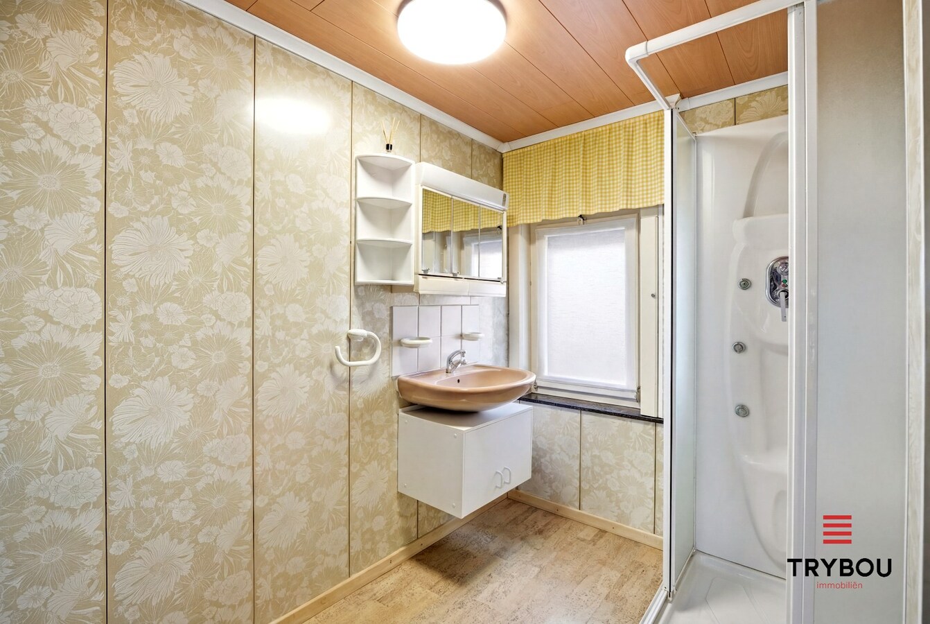 Alleenstaande woning op een ruim perceel met 3 slaapkamers en 2 garages! 