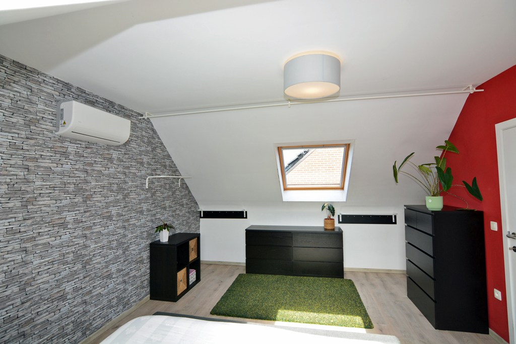 Energiezuinig duplex-appartement met 2 slpk, terras en carport met berging. 