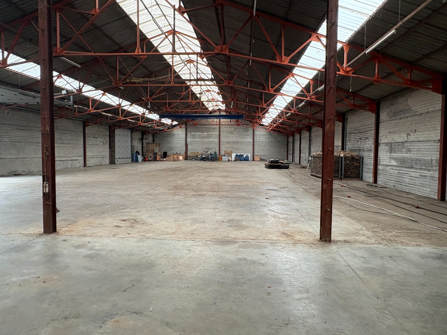 Te huur: Ruime loods van 1000 m² met uitstekende voorzieningen 