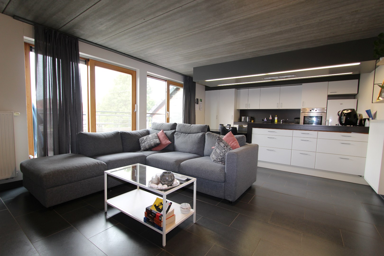 MODERN APPARTEMENT MET MOOI EN RUSTIG TERRAS 