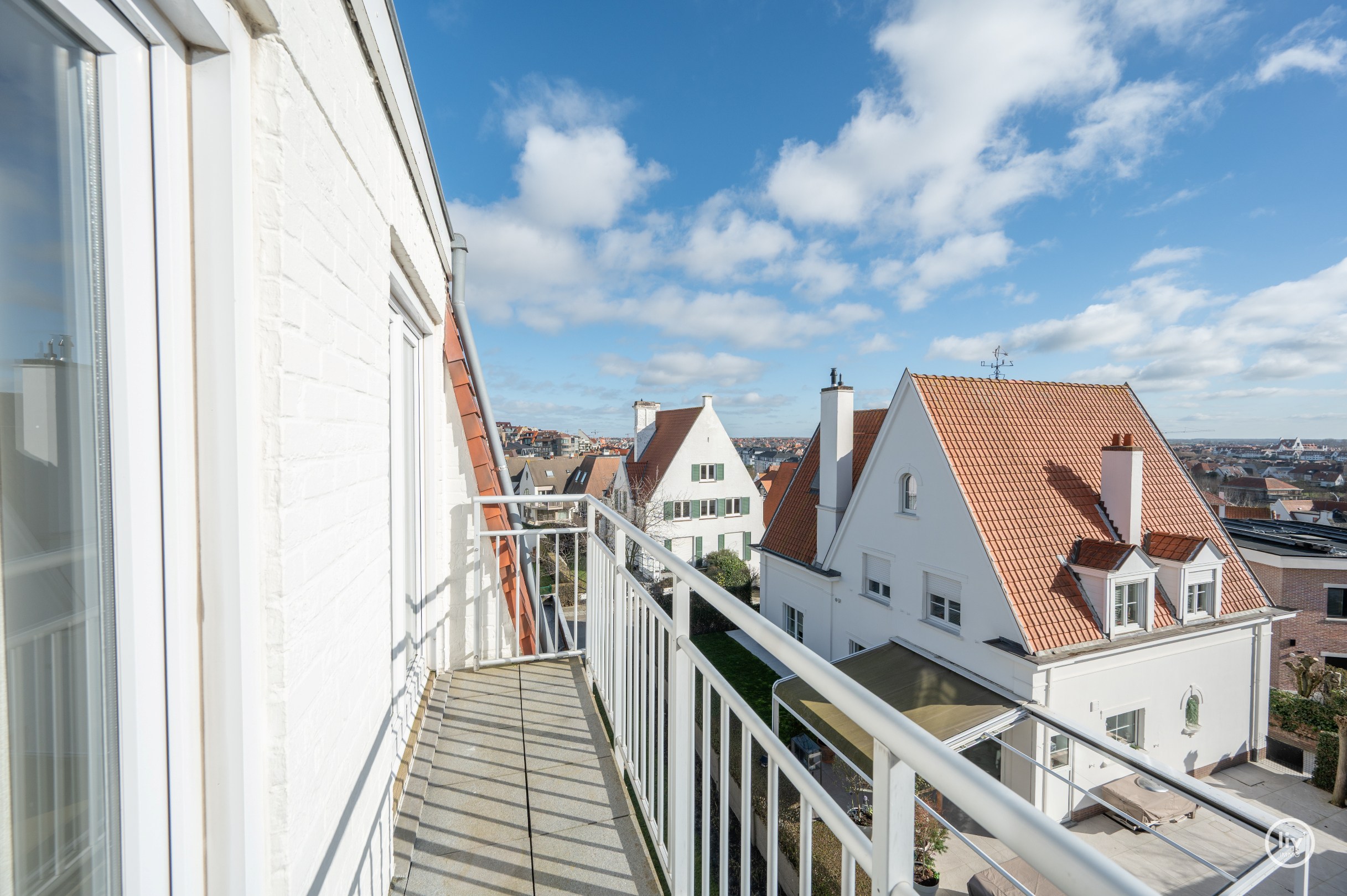 Zeer luxueus gerenoveerd 4 slaapkamer hoekappartement ideaal gelegen te Duinbergen genietend van zeezicht. 