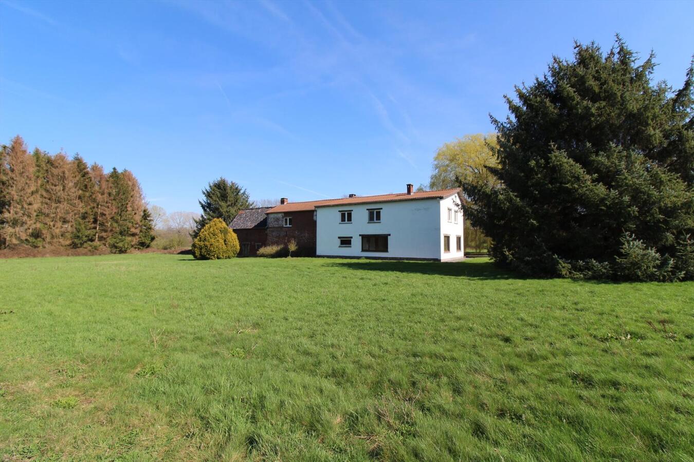 EN OPTION - Maison à rénover dans un cadre rural avec annexes et prairies sur environ 6.7ha à Nivelles (Brabant Wallon) 