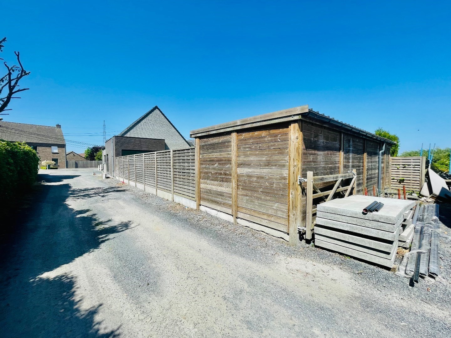 Alleenstaand magazijn op groot stuk grond 330000 euro 