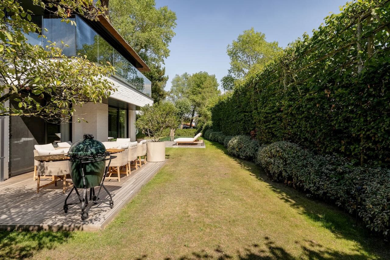 Magnifique villa récente de style contemporain allie une finition intemporelle à un emplacement unique et une vue imprenable sur le Zwin. 