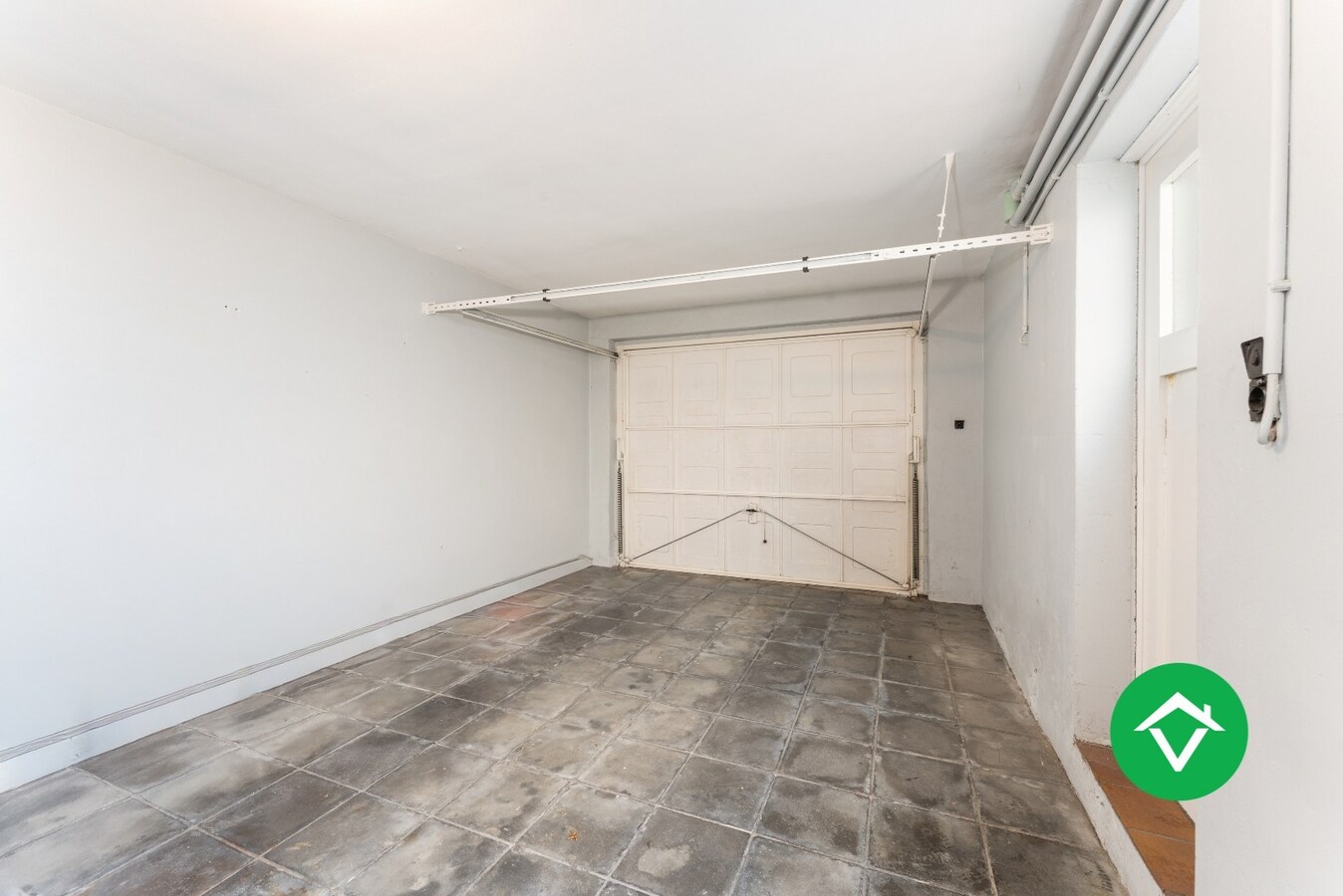 Op te frissen gezinswoning met twee garages en landelijk zicht te Eernegem 