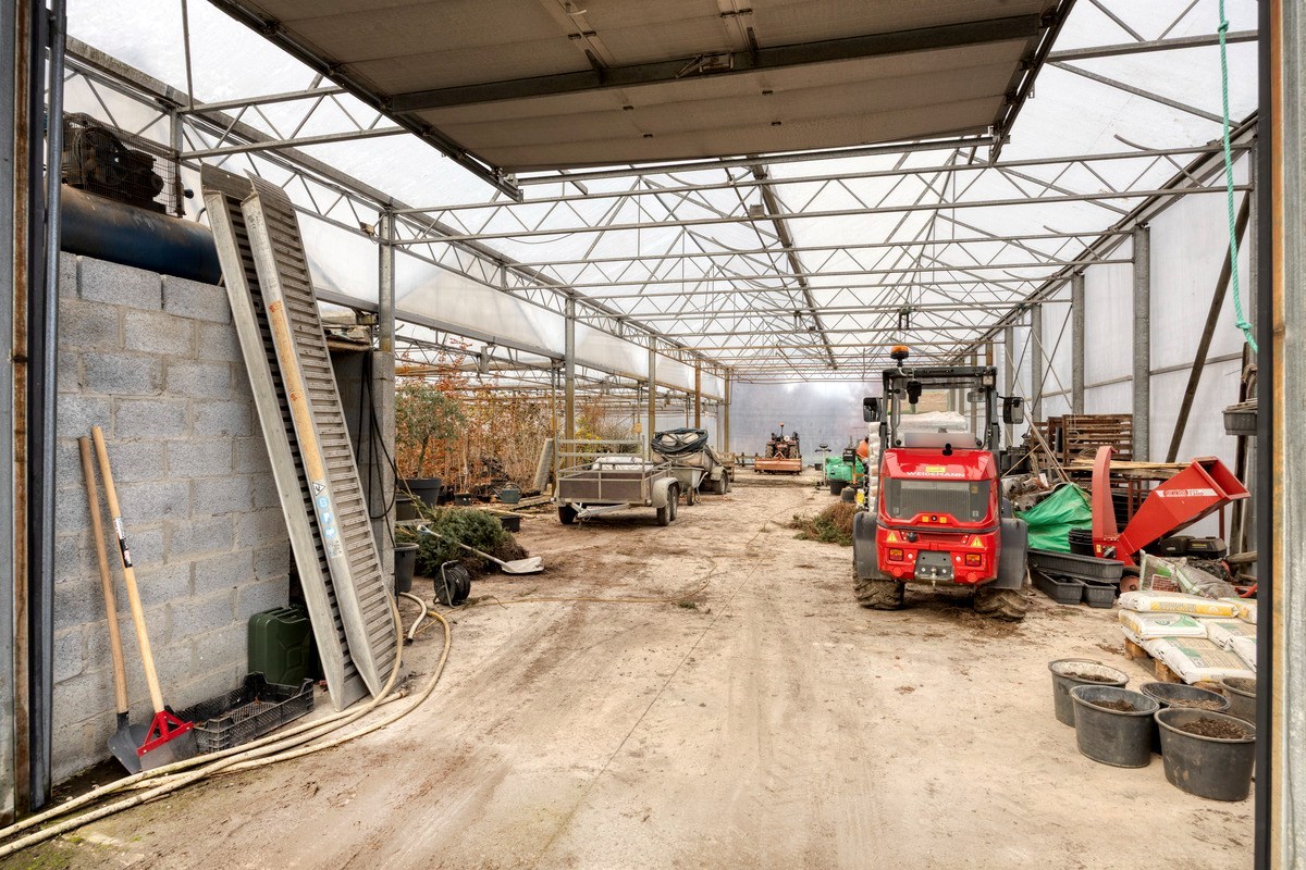 Tuinbouwcentrum met ruime woning op een perceel van 4,26 hectare 