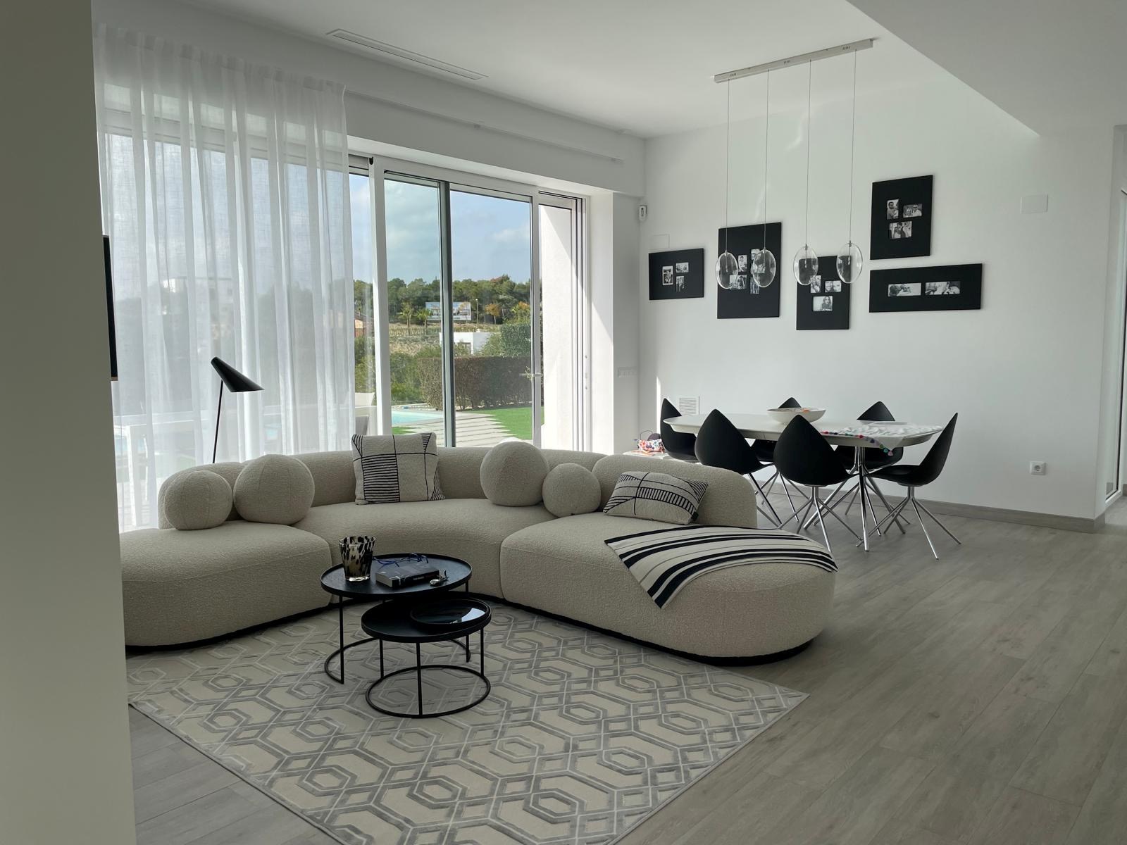 Bienvenue dans la Communauté Adelfa, une oasis exclusive au cœur du Las Colinas Golf &amp; Country Club. Ici, vous pourrez profiter de la nature préservée et du climat agréable du sud-est de l'Espagne 