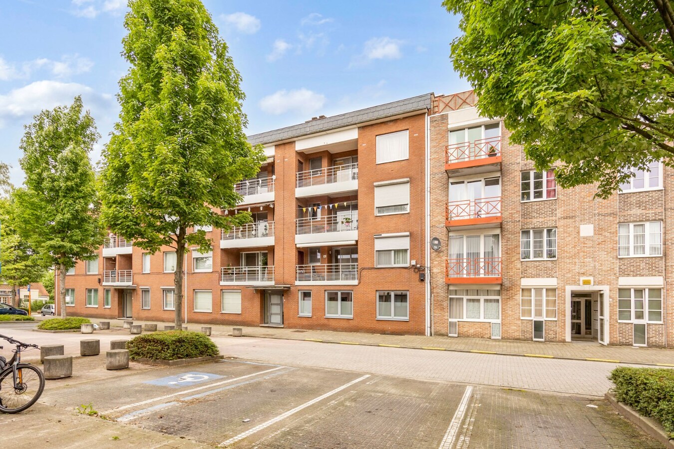 Unieke penthouse studio mét slaaphoek en topterras in het centrum van Genk! 