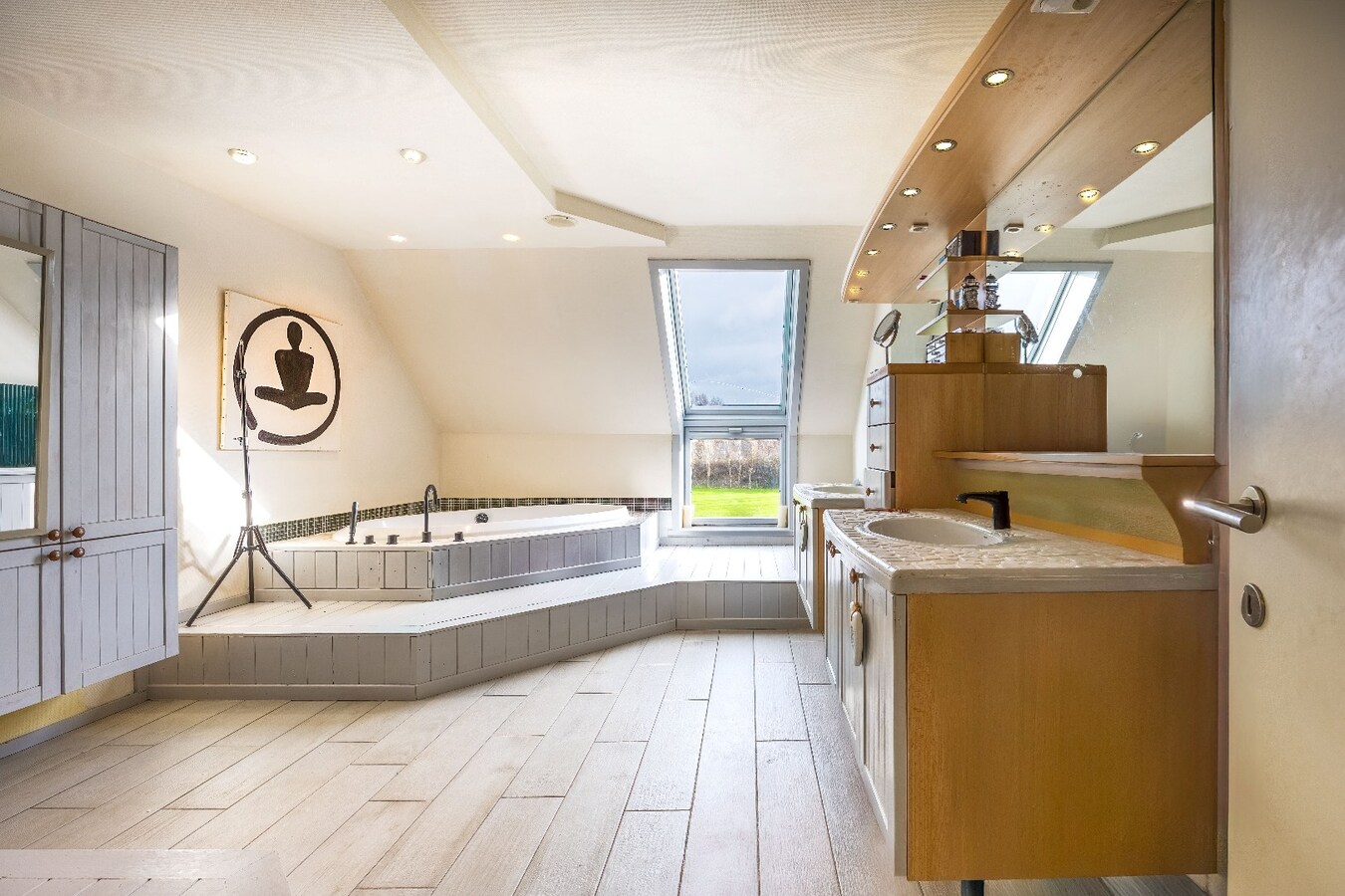 Ruime en veelzijdige bel-étagewoning met 5 slaapkamers, zuidgerichte terrassen en studio/praktijkruimte nabij de zeedijk. 