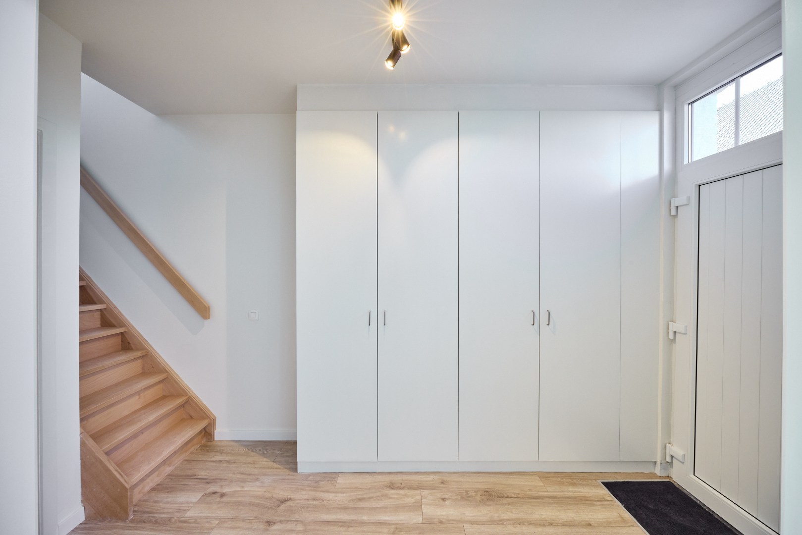 Volledig gerenoveerde centrumwoning in het hartje van Sint-Lodewijk op 442 m²! 