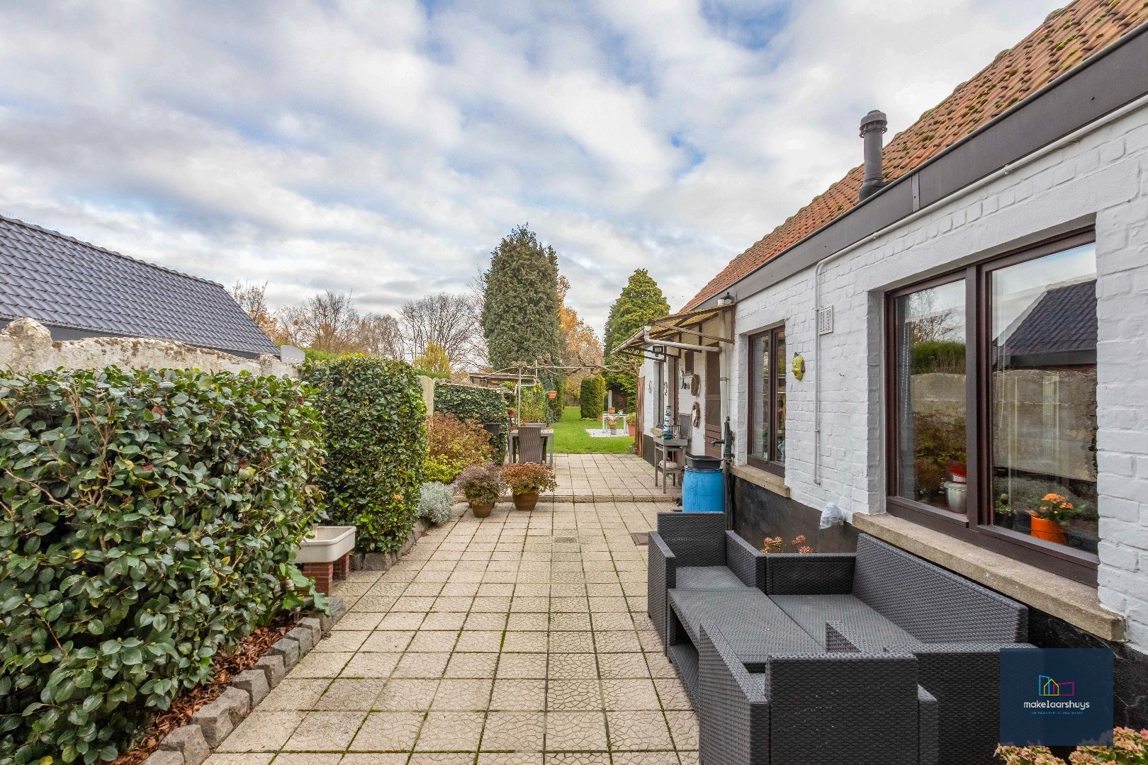Verzorgde halfopen bebouwing met grote tuin en carport 