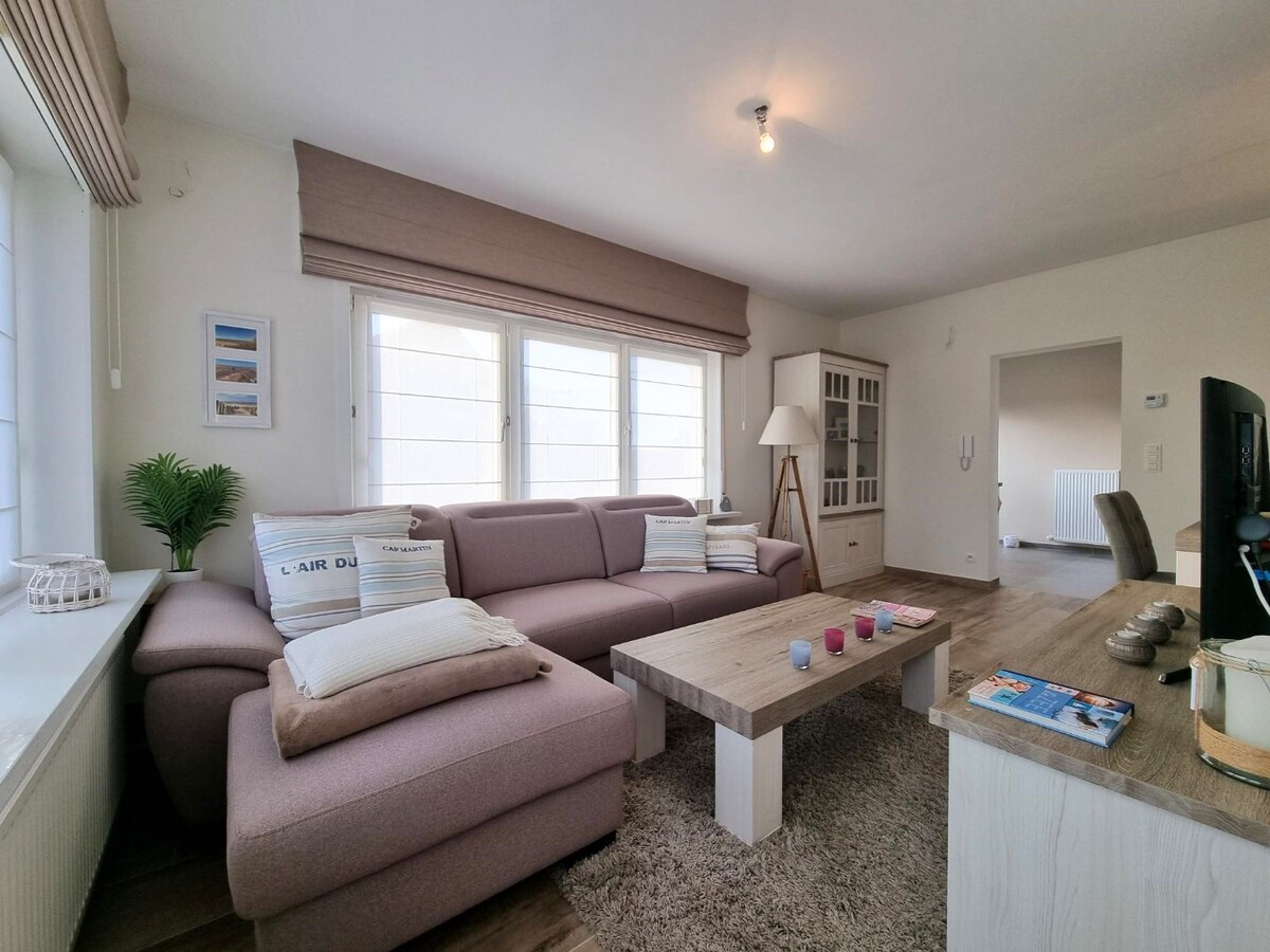 Knap gerenoveerd, zeer lichtrijk hoekappartement te Heist 