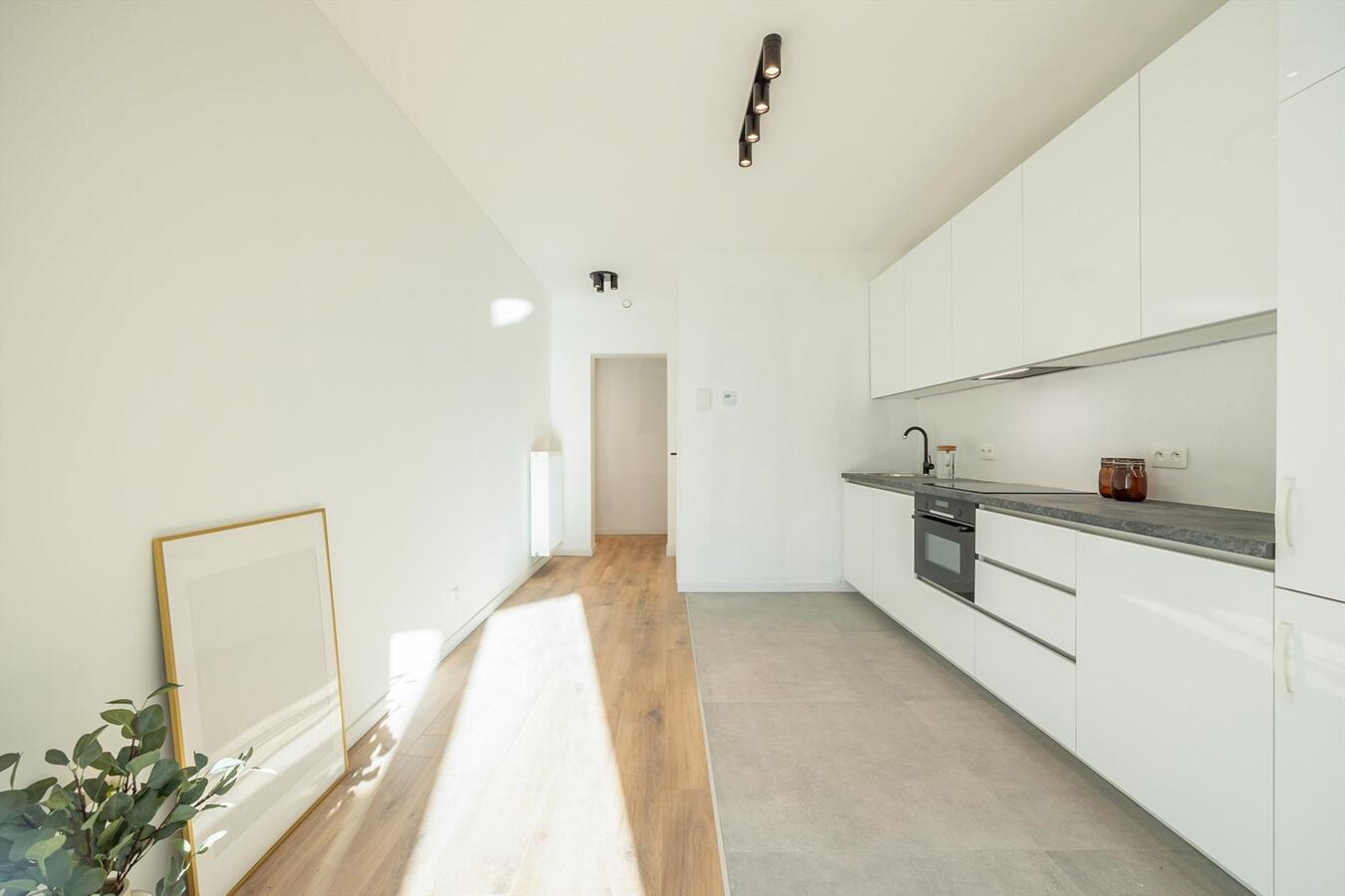 Gerenoveerd appartement met 2 slpk en terras te Mortsel! 