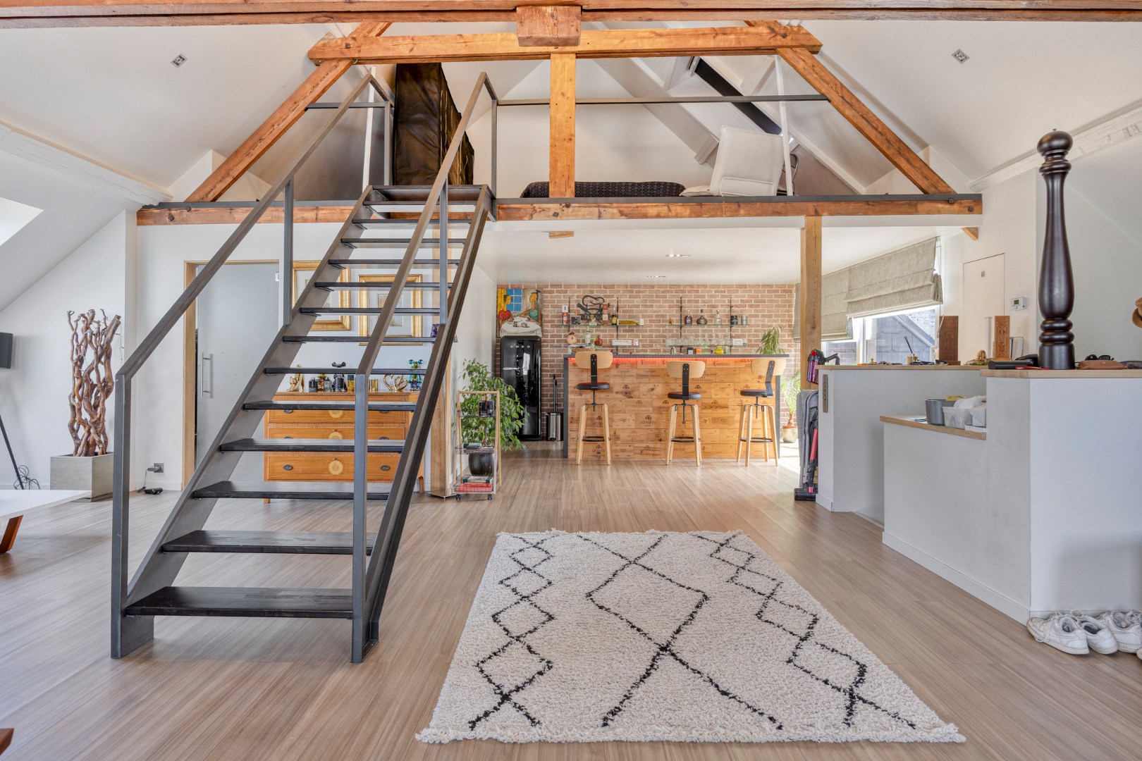 Handelshuis met horecazaak, 2 appartementen en luxueuze loft op toplocatie in Leopoldsburg 