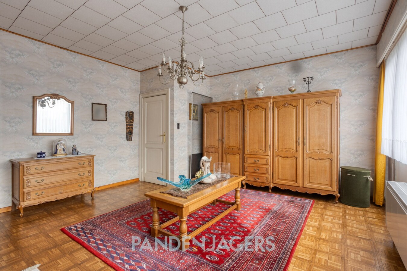 Ruime woning met zij-ingang en achterliggende garage te OLVW 