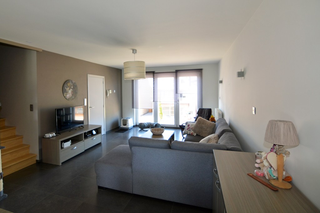 Modern triplex appartement met 3 slpks, terras, kelderberging en autostaanplaats. 